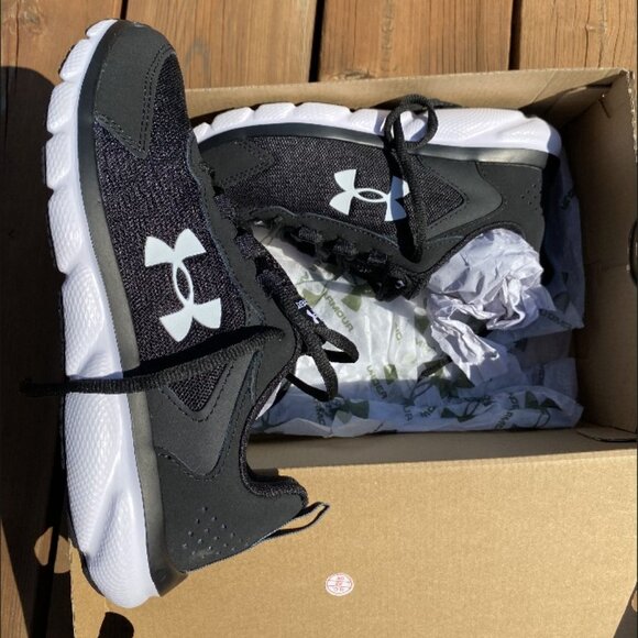 Under Armour Boys Running Shoes 5Y Black/White - Picture 4 of 11